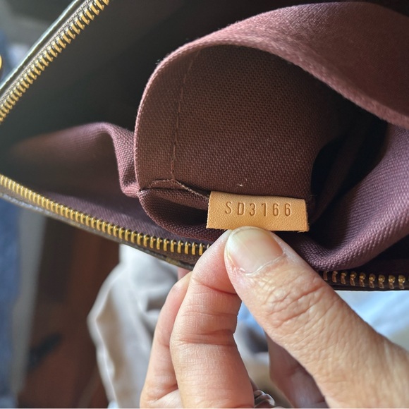 Louis Vuitton Lena MM - Picture 12 of 13